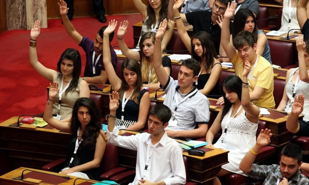Βουλή: Νεανικό χρώμα στη συνεδρίαση της ολομέλειας της Βουλής των Εφήβων
